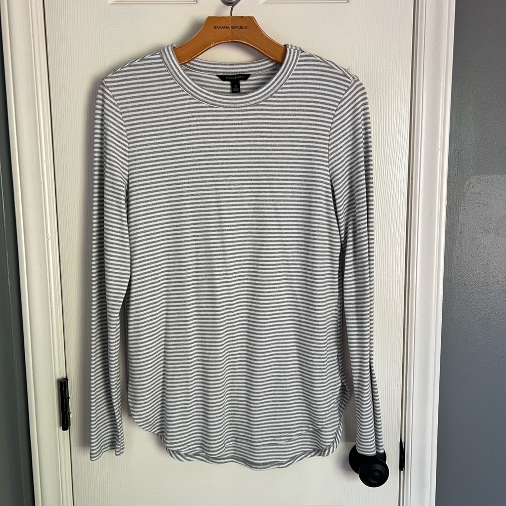 Banana Republic crew neck knit top - excellent used condition